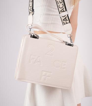 Bolso beige con diseño contramarcado y correa