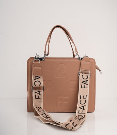 Bolso café con diseño contramarcado y correa