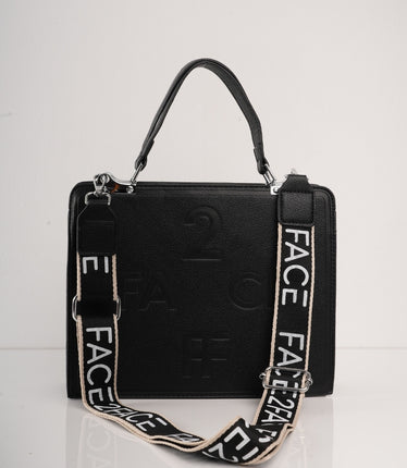 Bolso negro con diseño contramarcado y correa
