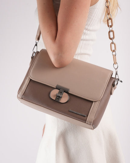 Bolso beige con herraje y cadena