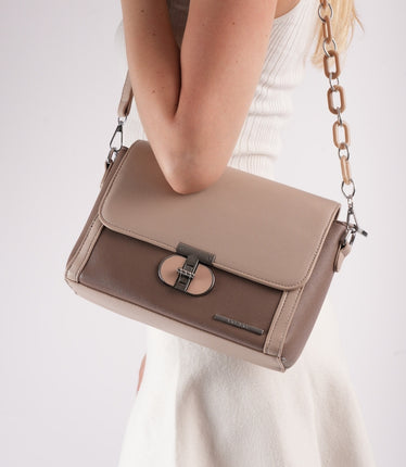Bolso beige con herraje y cadena