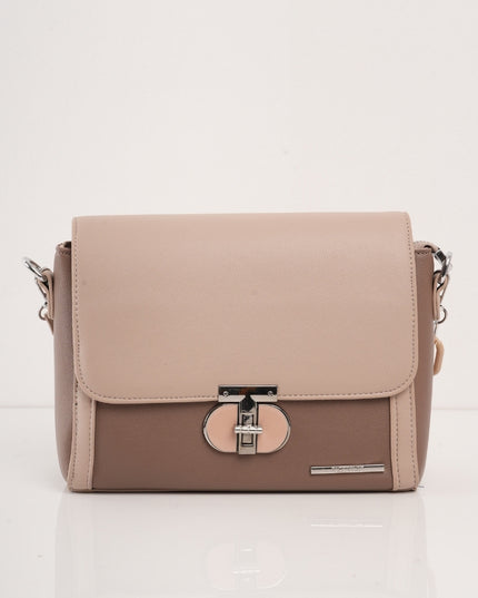 Bolso beige con herraje y cadena