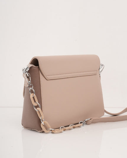 Bolso beige con herraje y cadena