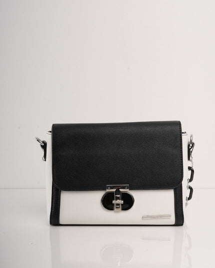 Bolso blanco y negro con herraje y cadena