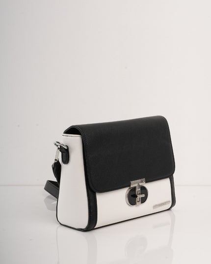 Bolso blanco y negro con herraje y cadena