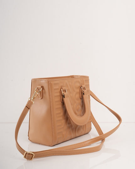 Bolso café contramarcado con correa y cadena dorada