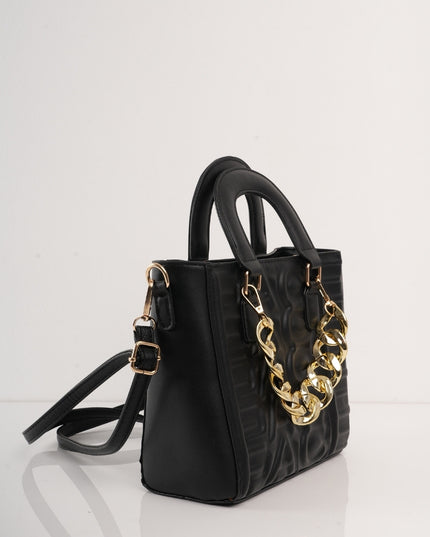Bolso negro contramarcado con correa y cadena dorada