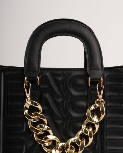 Bolso negro contramarcado con correa y cadena dorada