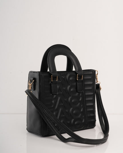 Bolso negro contramarcado con correa y cadena dorada