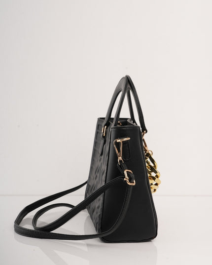 Bolso negro contramarcado con correa y cadena dorada