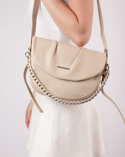 Bolso beige con cadena
