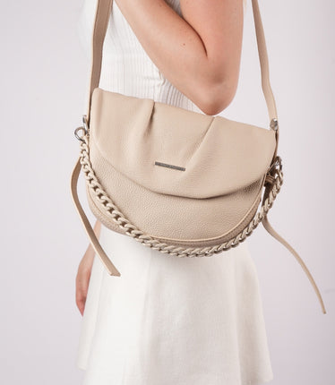 Bolso beige con cadena