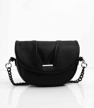Bolso negro con cadena
