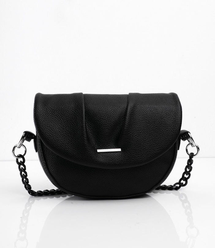 Bolso negro con cadena