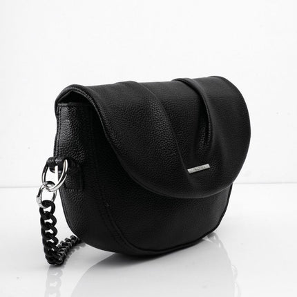 Bolso negro con cadena