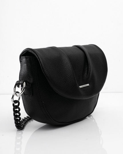Bolso negro con cadena