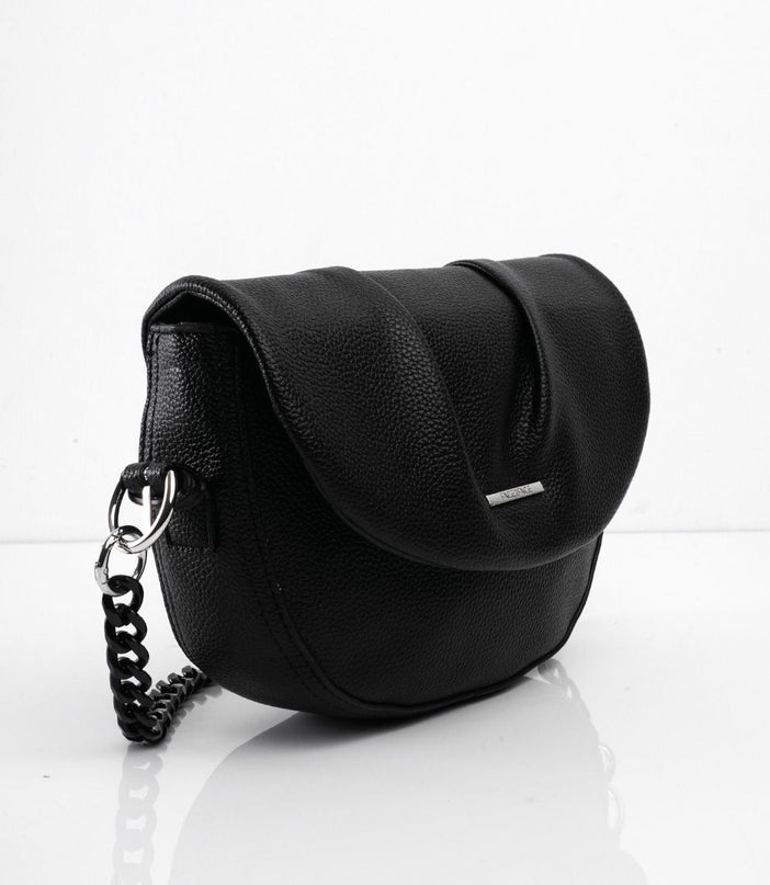 Bolso negro con cadena