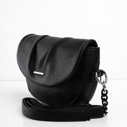 Bolso negro con cadena