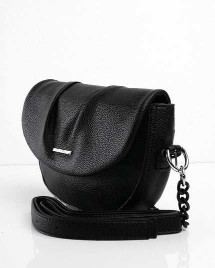 Bolso negro con cadena