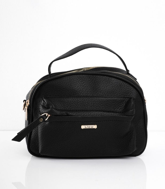 Bolso negro con correa ajustable