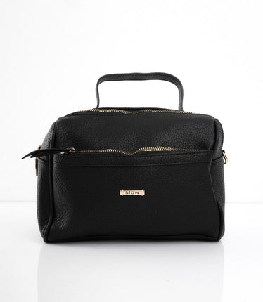Bolso negro con bolsillo frontal