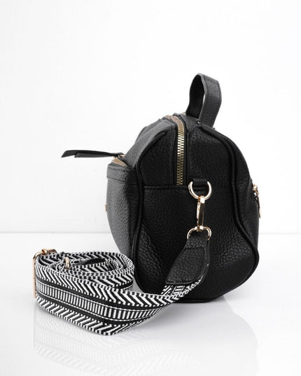 Bolso negro con bolsillo frontal