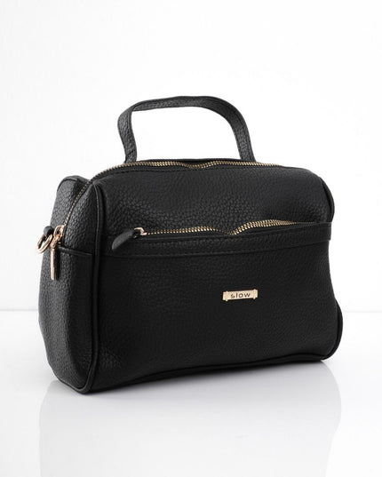 Bolso negro con bolsillo frontal