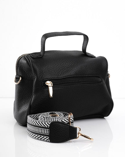 Bolso negro con bolsillo frontal