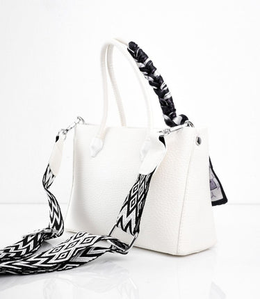 Bolso elegante blanco con correa y pañoleta