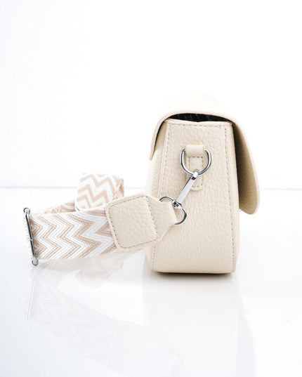 Bolso beige con hebilla brillante y correa