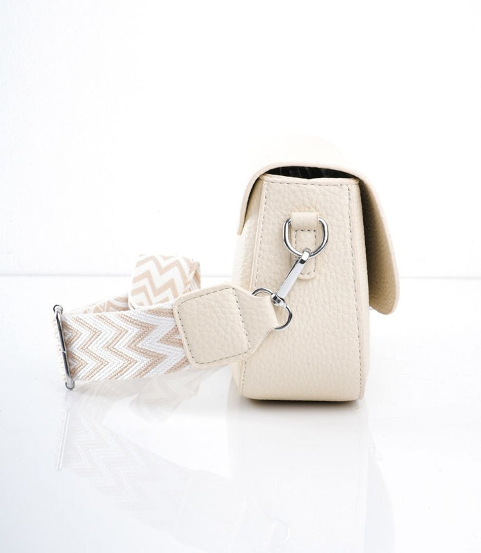 Bolso beige con hebilla brillante y correa
