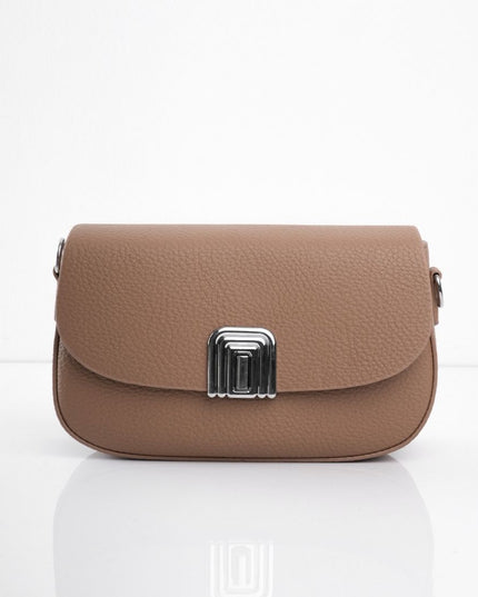 Bolso café con hebilla brillante y correa