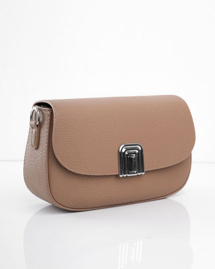 Bolso café con hebilla brillante y correa