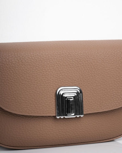 Bolso café con hebilla brillante y correa