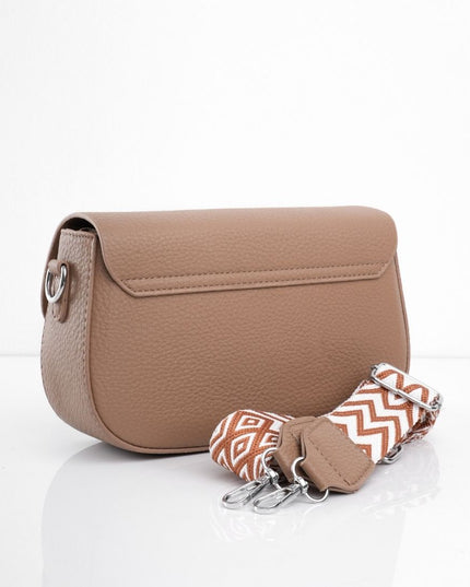 Bolso café con hebilla brillante y correa