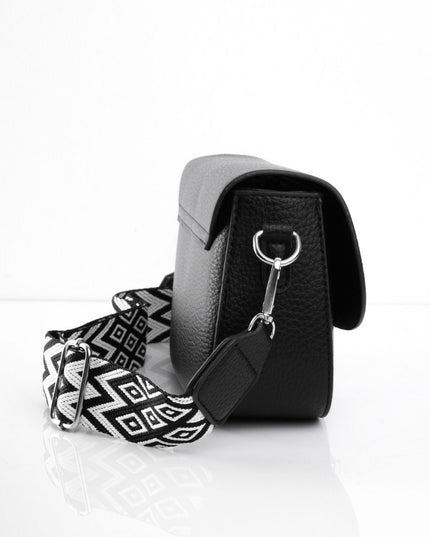 Bolso negro con hebilla brillante y correa