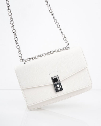 Bolso blanco con hebilla y cadena plata