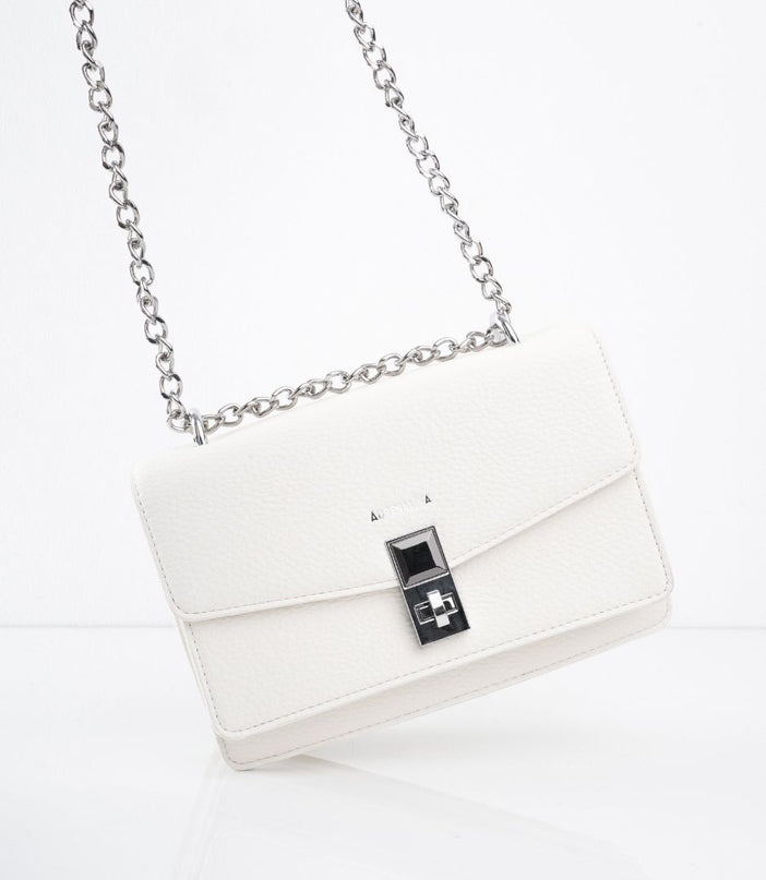 Bolso blanco con hebilla y cadena plata