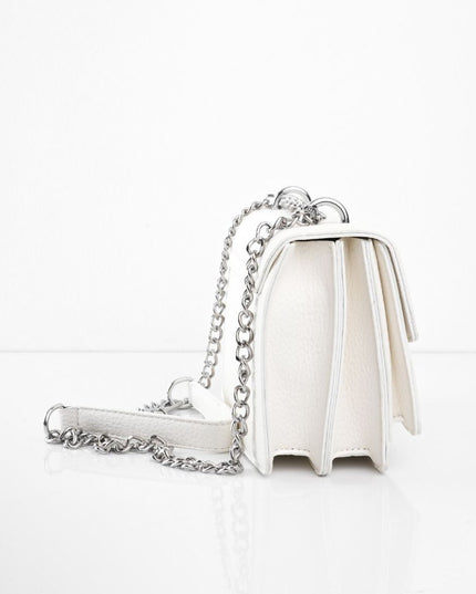 Bolso blanco con hebilla y cadena plata
