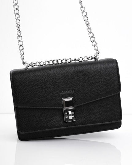 Bolso negro con hebilla y cadena plata