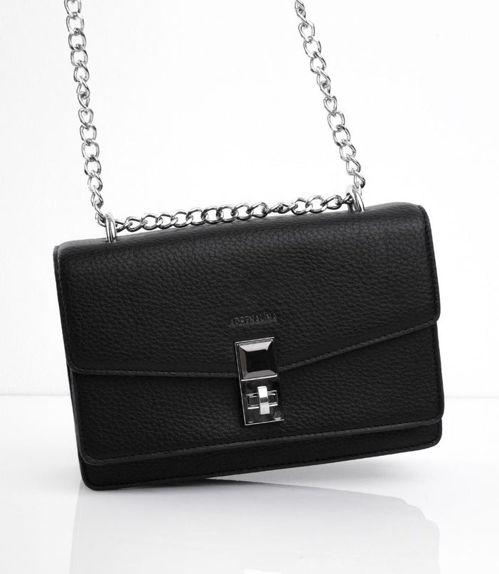 Bolso negro con hebilla y cadena plata