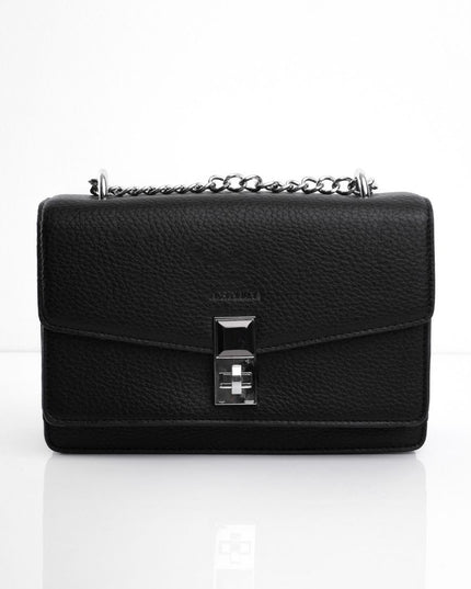 Bolso negro con hebilla y cadena plata