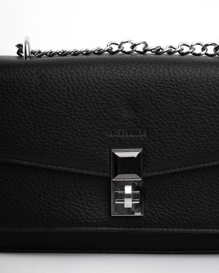Bolso negro con hebilla y cadena plata