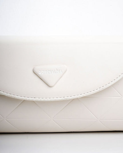 Bolso blanco con diseño craquelado y correa