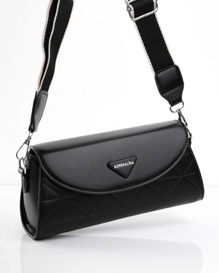 Bolso negro con diseño craquelado y correa