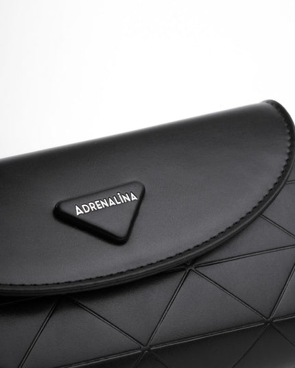 Bolso negro con diseño craquelado y correa