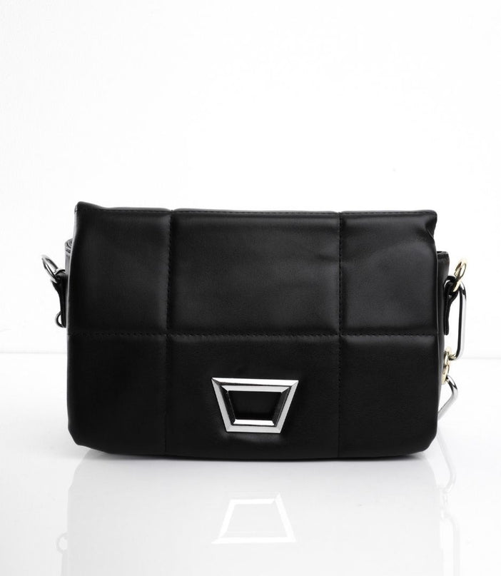 Bolso negro con diseño y correa