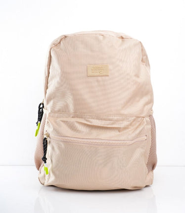 Morral impermeable beige con bolsillo frontal y correa
