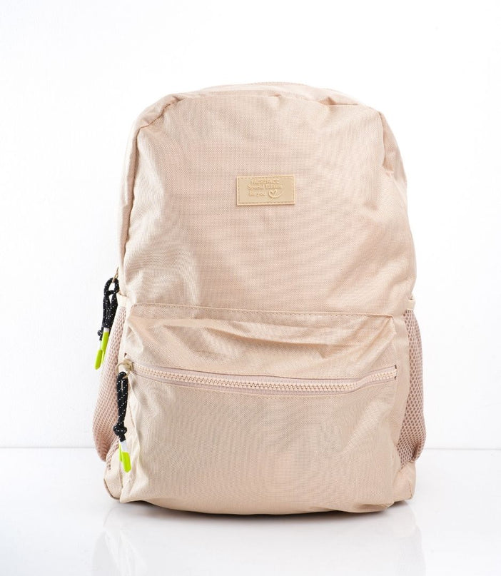 Morral impermeable beige con bolsillo frontal y correa