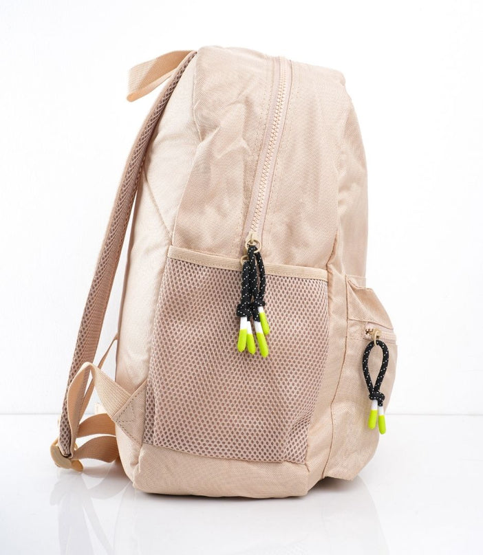 Morral impermeable beige con bolsillo frontal y correa